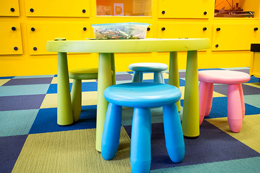 Eine Kindersitzgruppe macht jedes Kinderzimmer erst gemütlich. Hier in den Farben Grün, gelb, blau und rosa.